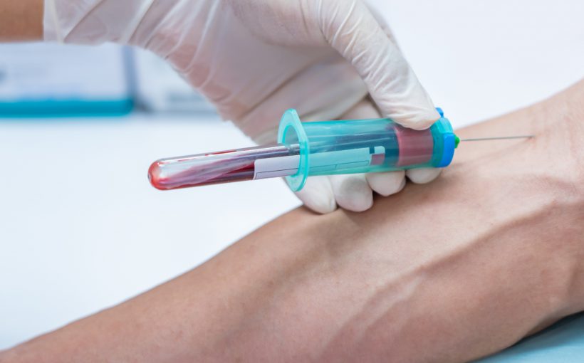 Pielęgniarka pobiera pacjentce krew z żyły u ręki w celu przeprowadzenia badań laboratoryjnych. /Źródło: 123rf.com