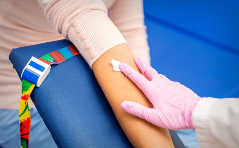 Pielęgniarka przykłada pacjentce gazik w miejscu, w którym wcześniej wkłuła igłę w celu pobrania krwi. /Źródło: 123rf.com