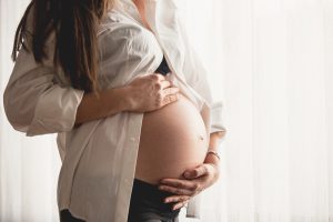 Kobieta w zaawansowanej ciąży z widocznym brzuszkiem. /Źródło: 123rf.com