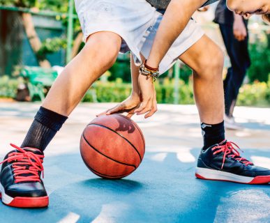 Sportowiec gra na boisku w koszykówkę. /Źródło: 123rf.com