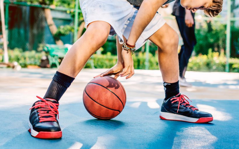 Sportowiec gra na boisku w koszykówkę. /Źródło: 123rf.com