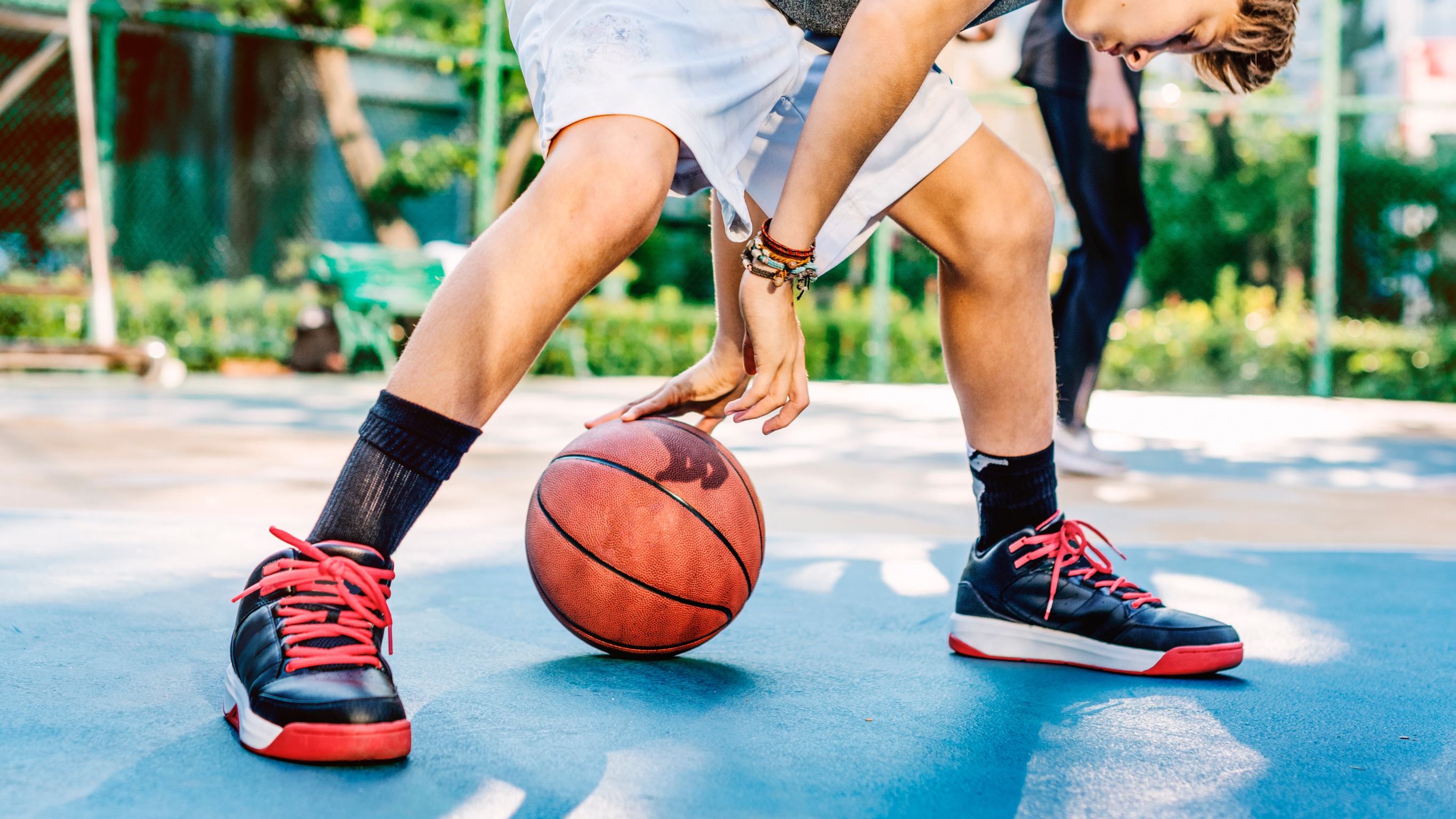 Sportowiec gra na boisku w koszykówkę. /Źródło: 123rf.com