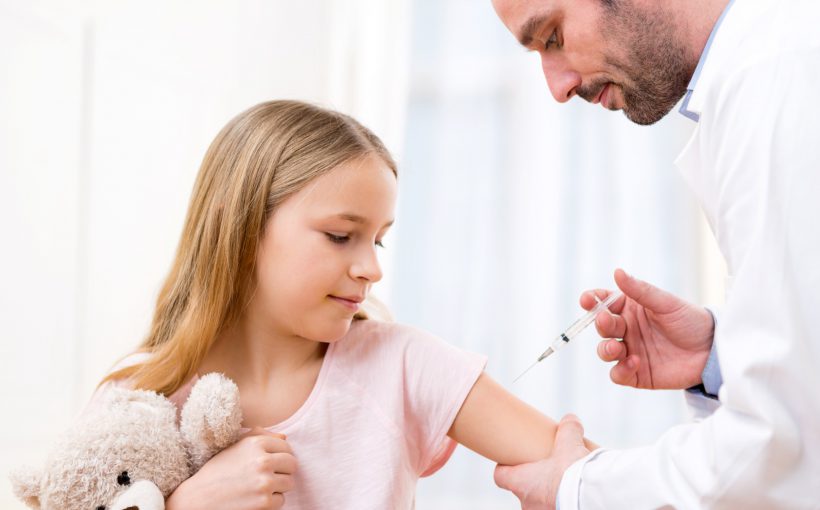 Doświadczony lekarz szczepi dziewczynkę szczepionką Gardasil. /Źródło: 123rf.com