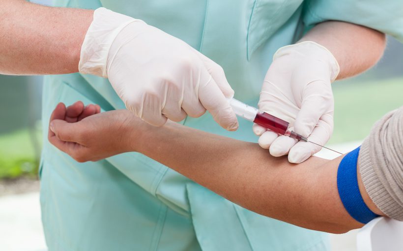Pielęgniarka w sterylnych warunkach pobiera pacjentce krew z żyły u ręki. /Źródło: 123rf.com