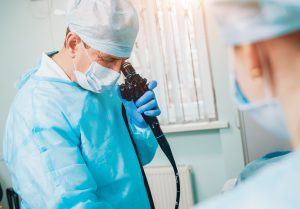 Lekarz przygotowuje się do przeprowadzenia badania endoskopowego. /Źródło: 123rf.com