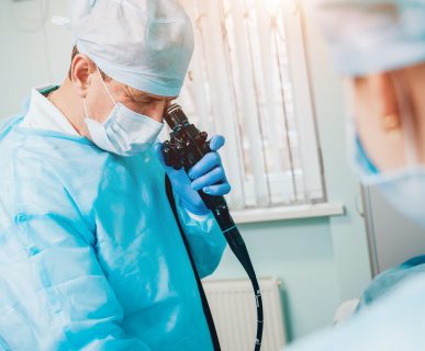 Lekarz przygotowuje się do przeprowadzenia badania endoskopowego. /Źródło: 123rf.com