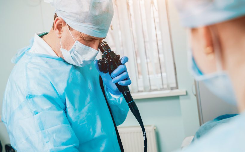 Lekarz przygotowuje się do przeprowadzenia badania endoskopowego. /Źródło: 123rf.com