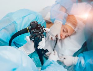 Lekarz przeprowadza zabieg gastroskopii na pacjentce, która znajduje się w sedacji. /Źródło: 123rf.com