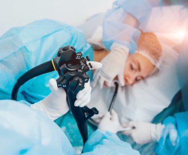Lekarz przeprowadza zabieg gastroskopii na pacjentce, która znajduje się w sedacji. /Źródło: 123rf.com