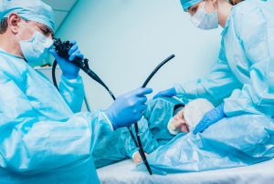 Lekarz przeprowadza zabieg gastroskopii. /Źródło: 123rf.com