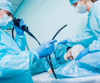 Lekarz przeprowadza zabieg gastroskopii. /Źródło: 123rf.com