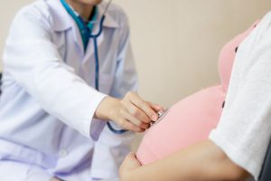 Lekarz ginekolog bada brzuch kobiety w zaawansowanej ciąży. /Źródło: 123rf.com