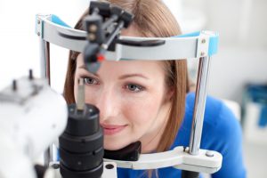 Młoda kobieta w trakcie badania wzroku na konsultacji okulistycznej. /Źródło: 123rf.com