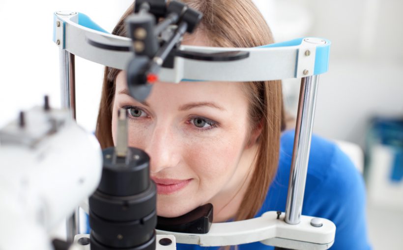 Młoda kobieta w trakcie badania wzroku na konsultacji okulistycznej. /Źródło: 123rf.com