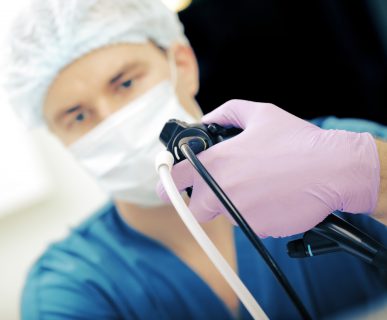Lekarz przeprowadza zabieg gastroskopii. /Źródło: 123rf.com