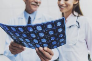 Lekarze oglądają wynik badania diagnostycznego pacjenta. /Źródło: 123rf.com