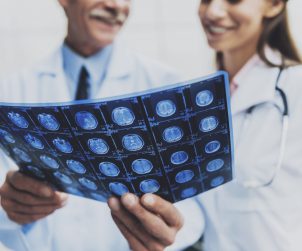 Lekarze oglądają wynik badania diagnostycznego pacjenta. /Źródło: 123rf.com