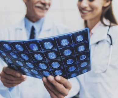 Lekarze oglądają wynik badania diagnostycznego pacjenta. /Źródło: 123rf.com
