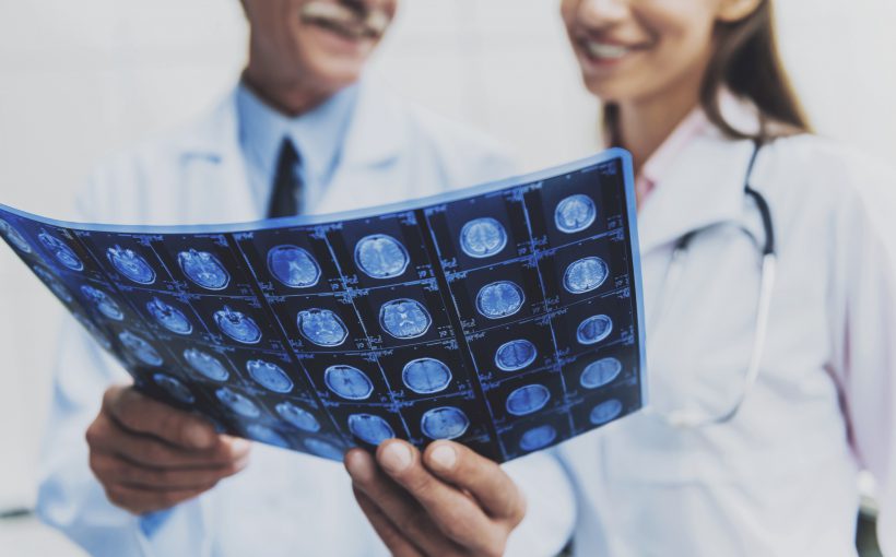 Lekarze oglądają wynik badania diagnostycznego pacjenta. /Źródło: 123rf.com