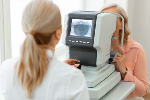 Lekarka przeprowadza badanie wzroku pacjentki na wizycie okulistycznej. /Źródło: 123rf.com