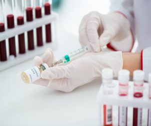 Pielęgniarka przygotowuje szczepionkę w gabinecie zabiegowym. /Źródło: 123rf.com