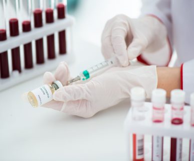 Pielęgniarka przygotowuje szczepionkę w gabinecie zabiegowym. /Źródło: 123rf.com