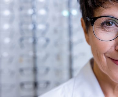Starsza kobieta z przymierzonymi nowymi okularami wybranymi podczas wizyty okulistycznej. /Źródło: 123rf.com