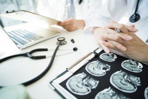 Lekarze omawiają wyniki tomografii komputerowej pacjenta podczas konsultacji neurologicznej. /Źródło: 123rf.com