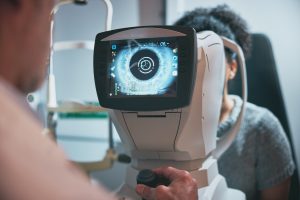 Lekarz przeprowadza badanie wzroku za pomocą specjalnego urządzenia diagnostycznego. /Źródło: 123rf.com