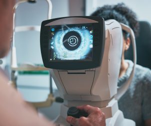 Lekarz przeprowadza badanie wzroku za pomocą specjalnego urządzenia diagnostycznego. /Źródło: 123rf.com
