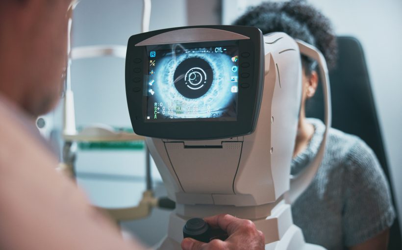 Lekarz przeprowadza badanie wzroku za pomocą specjalnego urządzenia diagnostycznego. /Źródło: 123rf.com