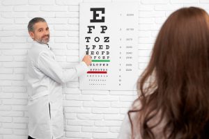 Lekarz okulista przeprowadza badanie wzroku u młodej pacjentki. /Źródło: 123rf.com