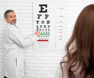Lekarz okulista przeprowadza badanie wzroku u młodej pacjentki. /Źródło: 123rf.com