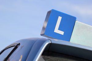 Auto ze znakiem nauki jazdy na dachu. /Źródło: 123rf.com