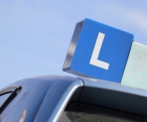 Auto ze znakiem nauki jazdy na dachu. /Źródło: 123rf.com