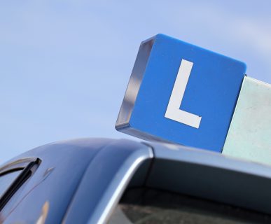 Auto ze znakiem nauki jazdy na dachu. /Źródło: 123rf.com