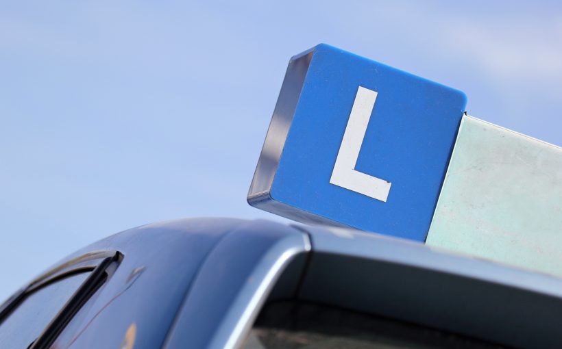 Auto ze znakiem nauki jazdy na dachu. /Źródło: 123rf.com