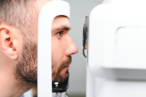 Pacjent podczas badania wzroku na konsultacji okulistycznej. /Źródło: 123rf.com