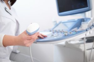 Lekarz przygotowuje się do przeprowadzenia USG. /Źródło: 123rf.com