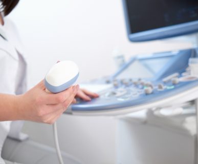 Lekarz przygotowuje się do przeprowadzenia USG. /Źródło: 123rf.com