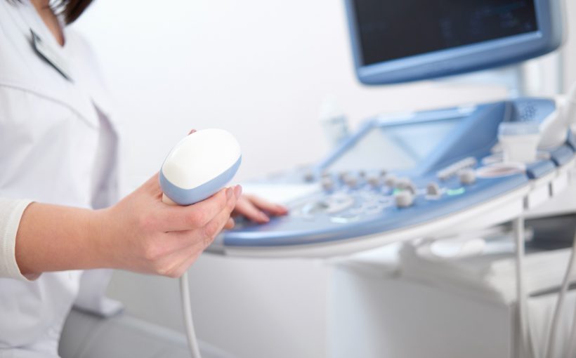 Lekarz przygotowuje się do przeprowadzenia USG. /Źródło: 123rf.com