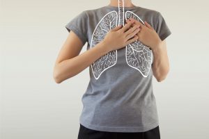 Pacjentka z narysowaną grafiką płuc na klatce piersiowej. /Źródło: 123rf.com