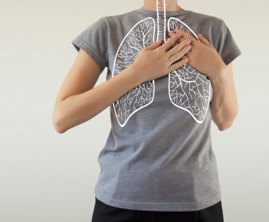 Pacjentka z narysowaną grafiką płuc na klatce piersiowej. /Źródło: 123rf.com