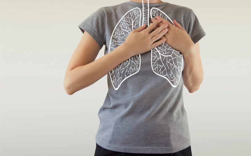 Pacjentka z narysowaną grafiką płuc na klatce piersiowej. /Źródło: 123rf.com