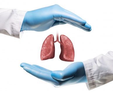 Lekarz ma pomiędzy dłońmi grafikę płuc. /Źródło: 123rf.com
