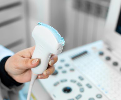 Lekarz radiolog przeprowadza pacjentowi badanie USG. /Źródło: 123rf.com