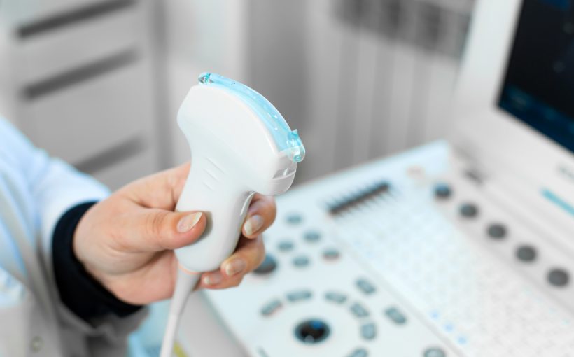 Lekarz radiolog przeprowadza pacjentowi badanie USG. /Źródło: 123rf.com