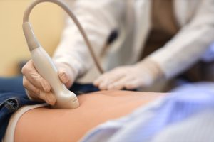 Lekarz wykonuje pacjentce badanie USG w celu diagnostyki. /Źródło: 123rf.com