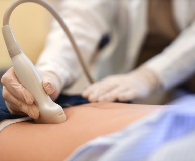 Lekarz wykonuje pacjentce badanie USG w celu diagnostyki. /Źródło: 123rf.com