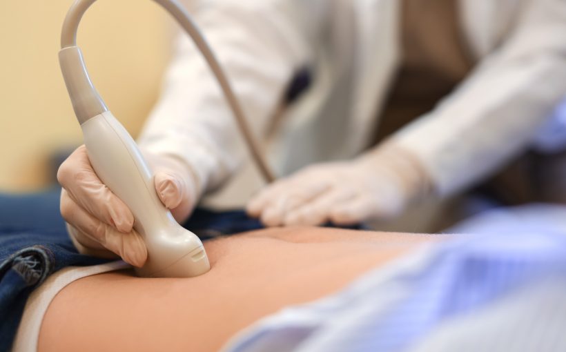 Lekarz wykonuje pacjentce badanie USG w celu diagnostyki. /Źródło: 123rf.com